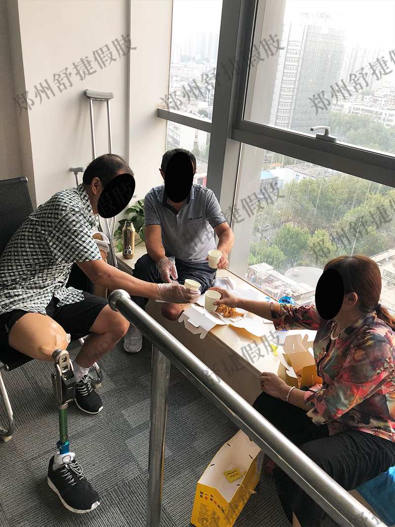 大腿假肢病人聚會(huì).jpg
