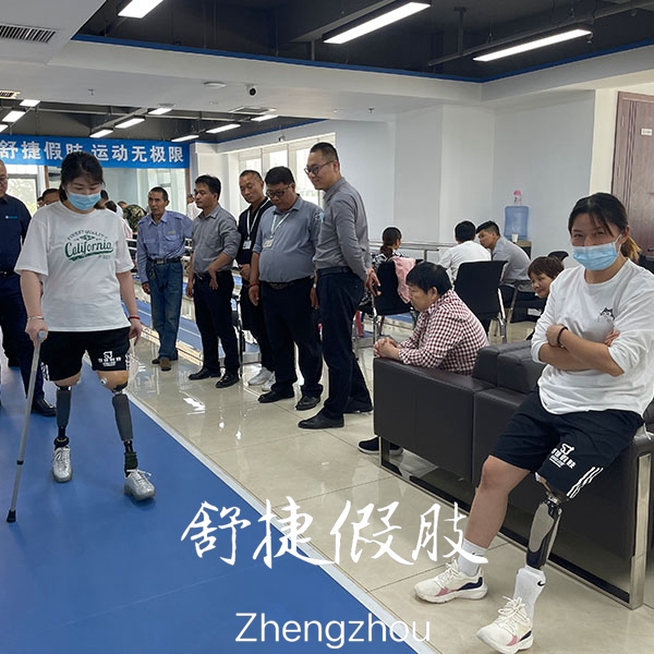 指導(dǎo)雙大腿假肢走路.jpg