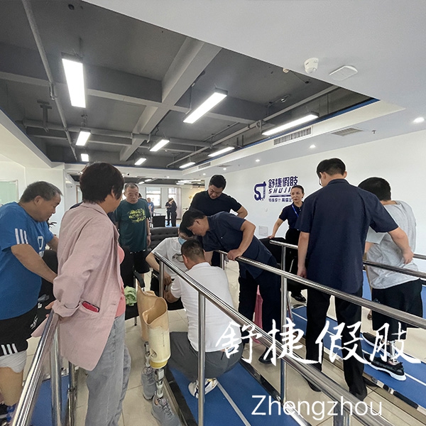 舒捷假肢中心訓(xùn)練廳一角.jpg