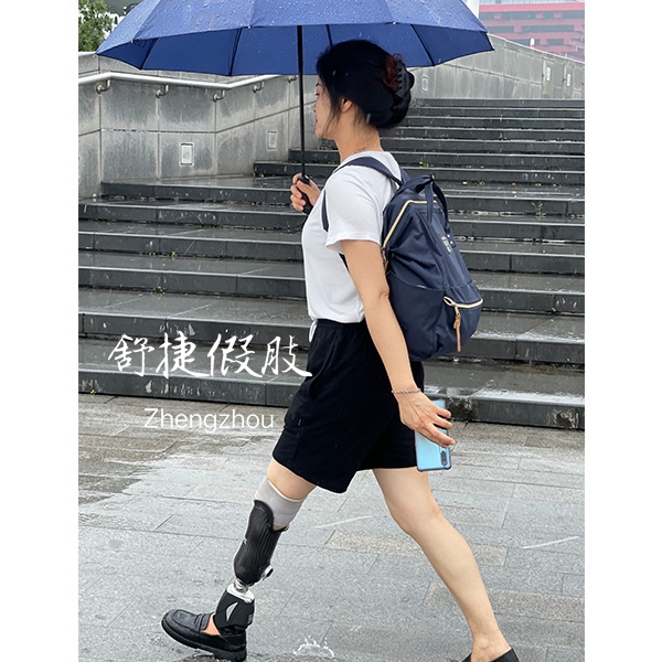 小腿假肢，穿戴行走步態(tài)優(yōu)美